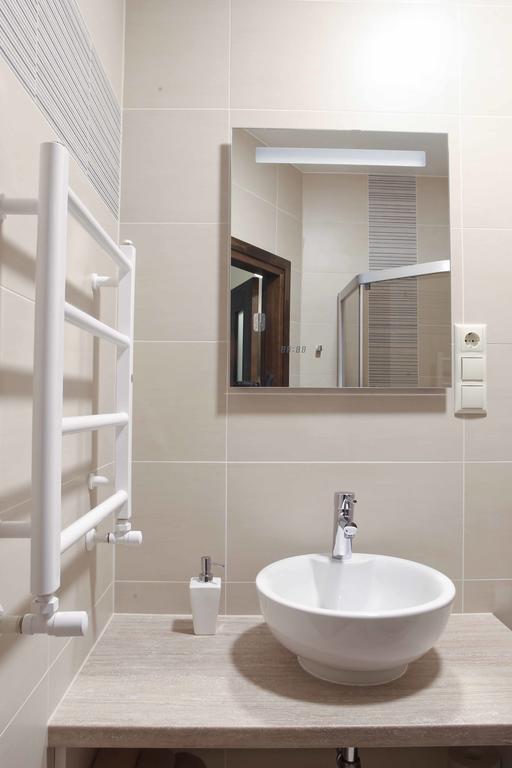 Meness Apartamenti سيسيس المظهر الخارجي الصورة